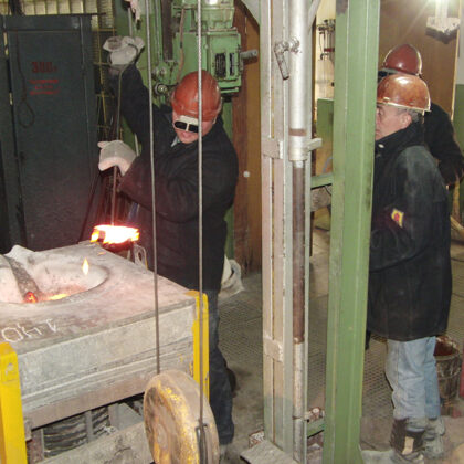 Процес видалення шлаку з поверхні розплаву